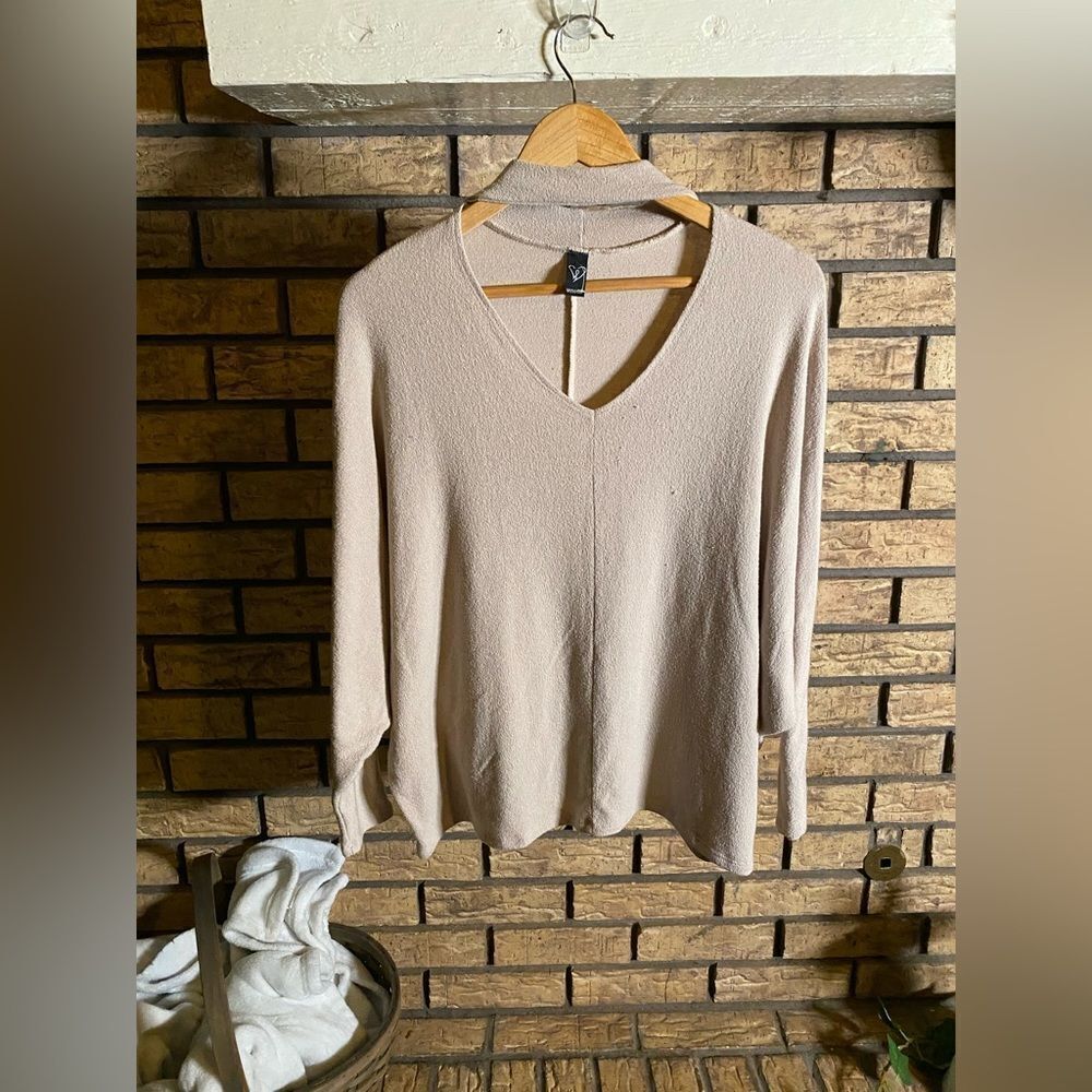 ‎Cream colored choker neck vneck